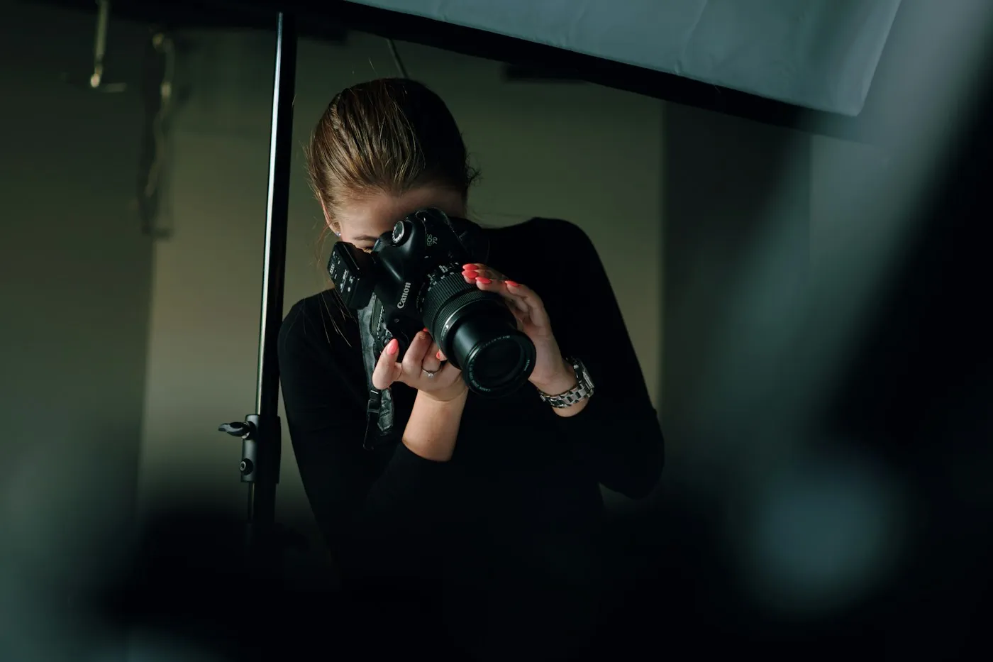 Fotógrafa profesional tomando una foto con cámara réflex en un set de producción